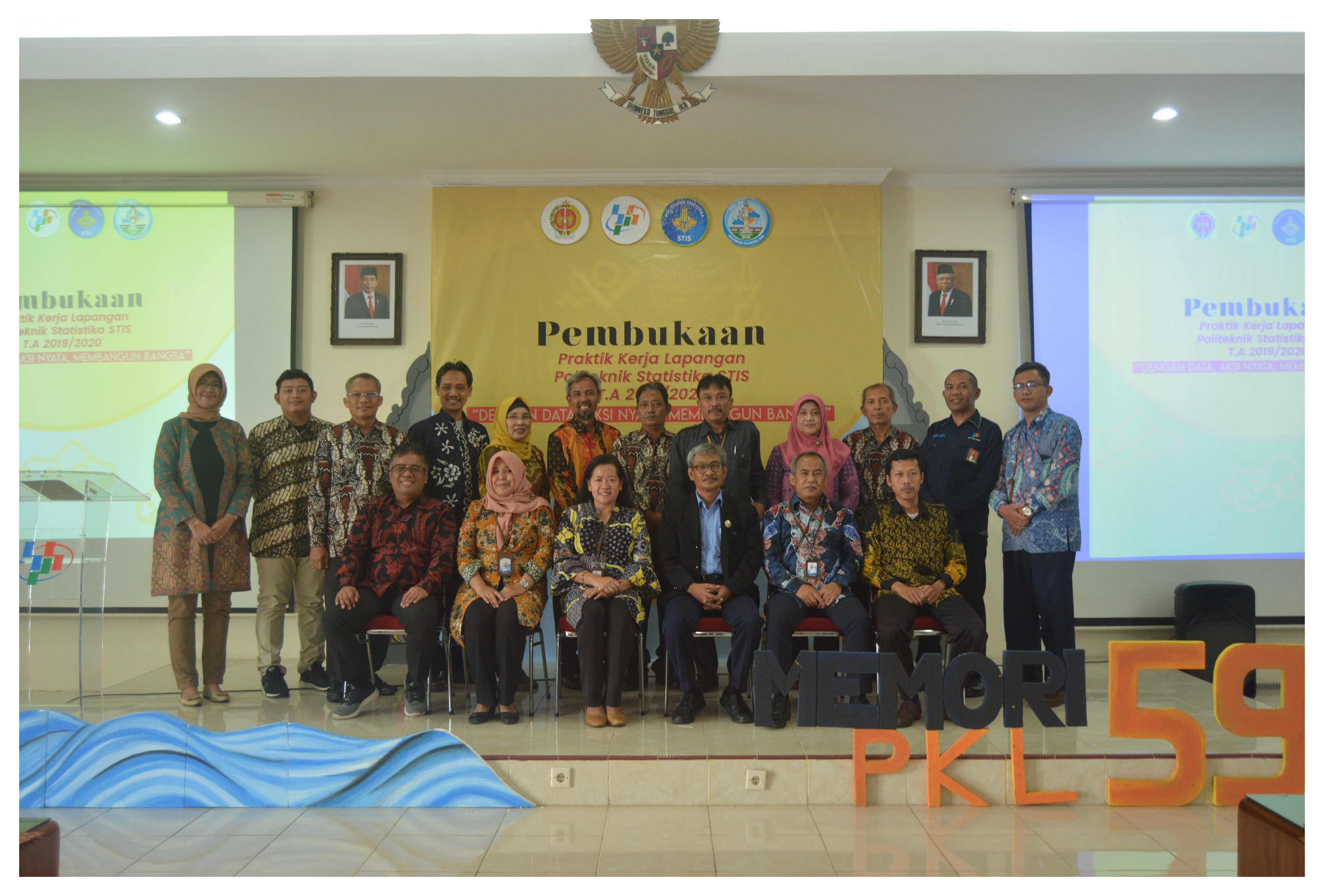 Foto bersama pimpinan BPS, Politeknik Statistika STIS, dan pemerintah daerah Provinsi D.I.Y